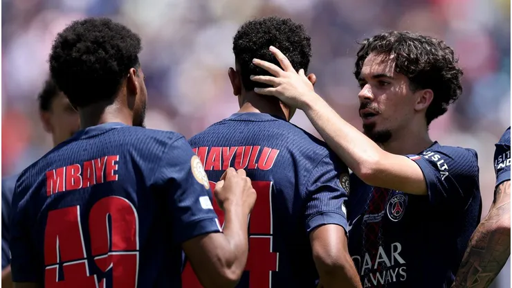 Jogadores do PSG, incluindo Mbaye, Vitinha, Mayulu e Hernández. (Photo by Stu Forster/Getty Images)