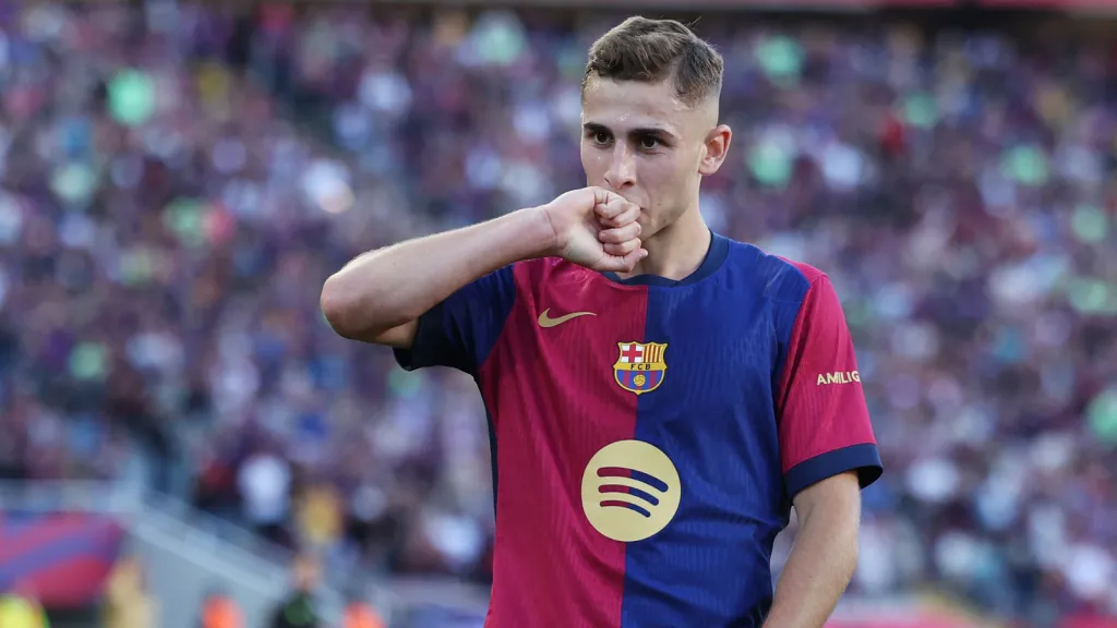 Fermín López comemora gol com a camisa do Barcelona (Photo by Judit Cartiel/Getty Images)