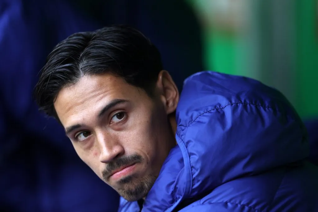 Reijnders olhando de lado