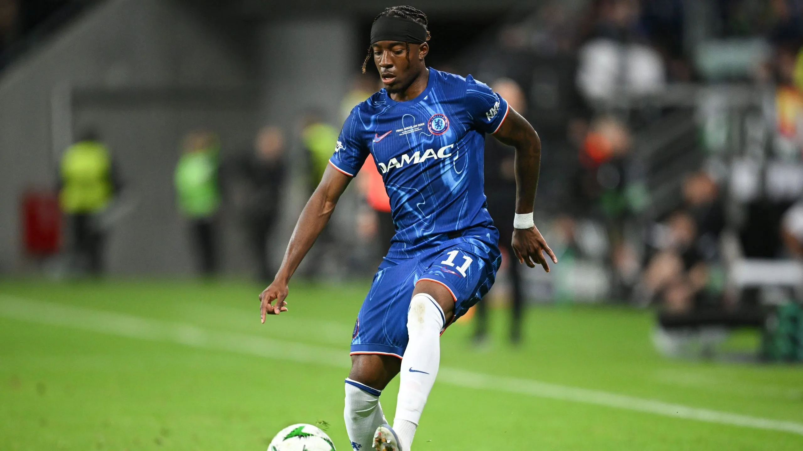 Madueke, de camisa azul, no Jogo do chelsea