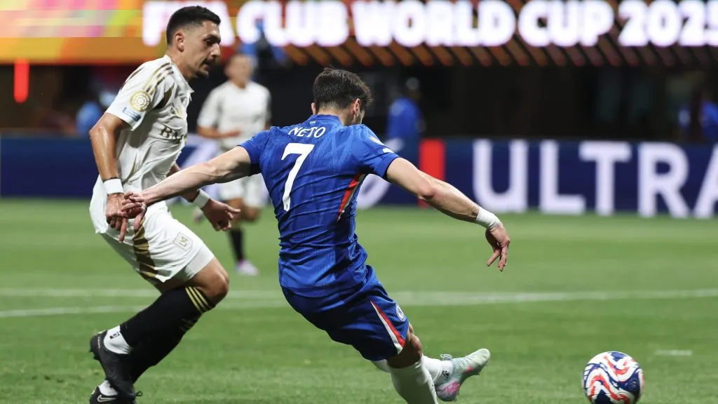 Pedro Neto marcando golaço em jogo do Chelsea no Mundial. Foto: Kevin C. Cox/Getty Images