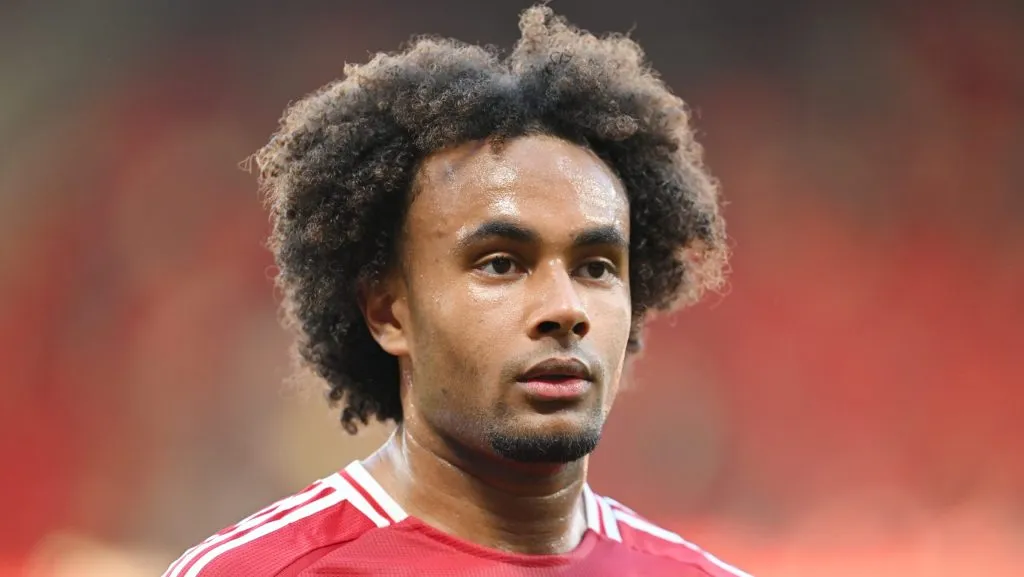 Zirkzee, em campo, com a camisa vermelha (Photo by Michael Regan/Getty Images)