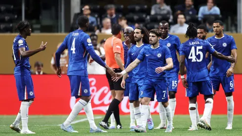 Elenco do Chelsea comemora vitória em estreia no Mundial