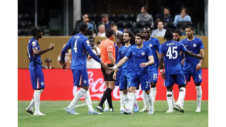 Elenco do Chelsea comemora vitória em estreia no Mundial