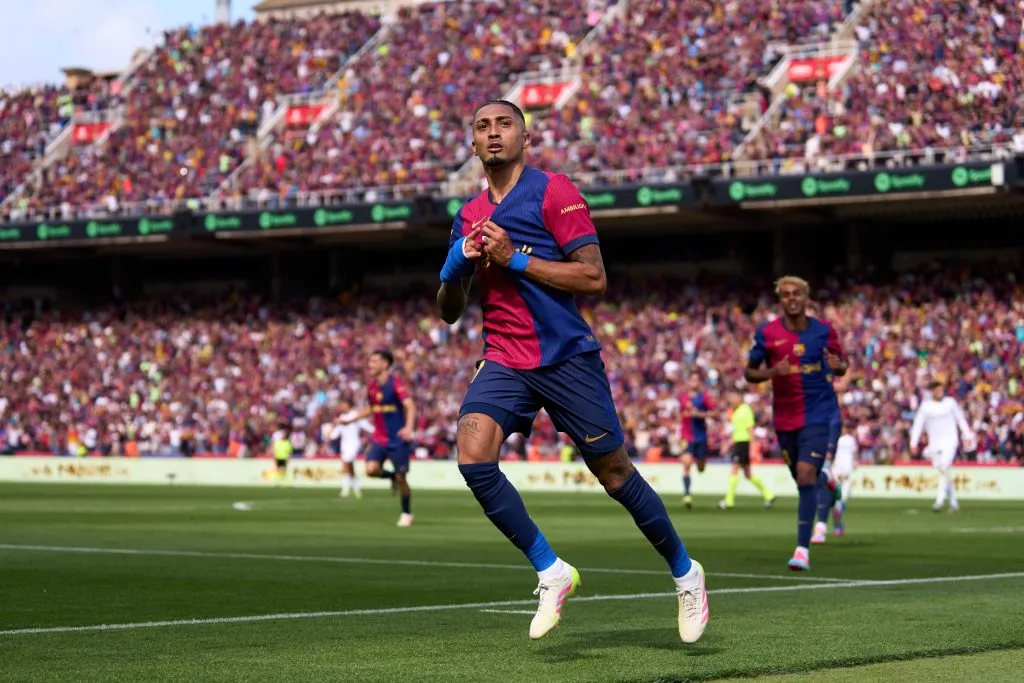 Raphinha pode sair (Photo by Alex Caparros/Getty Images)