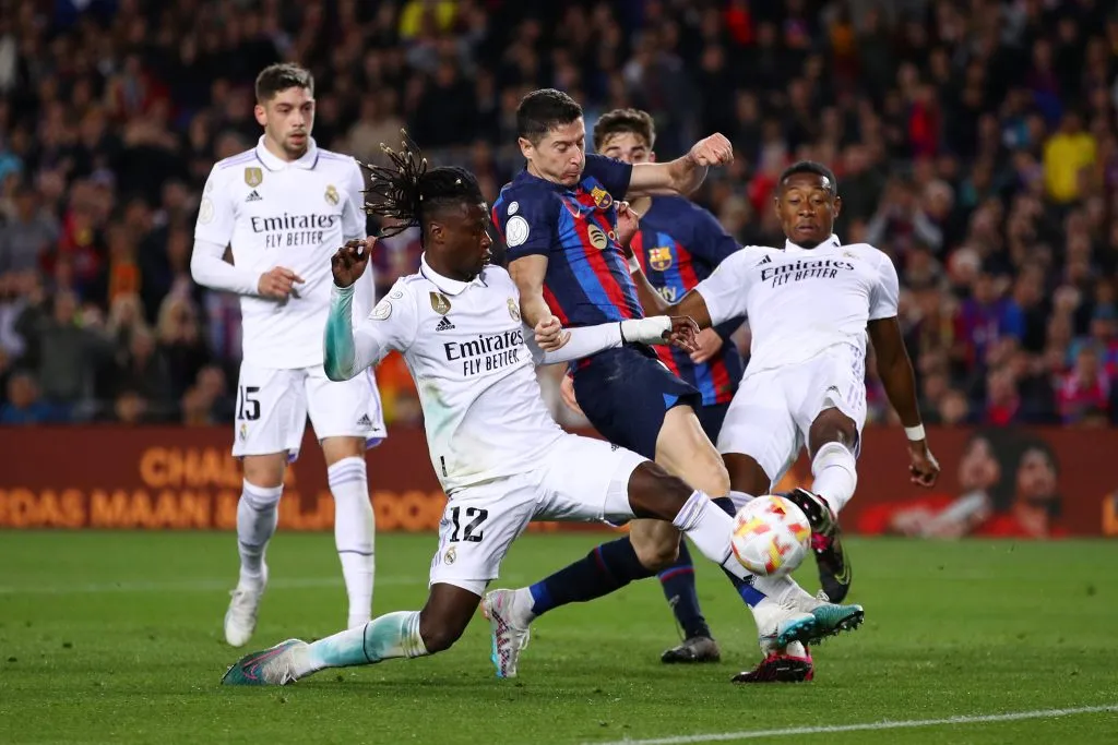 Camavinga e Alaba, em campo, com a camisa branca do Real Madrid 
