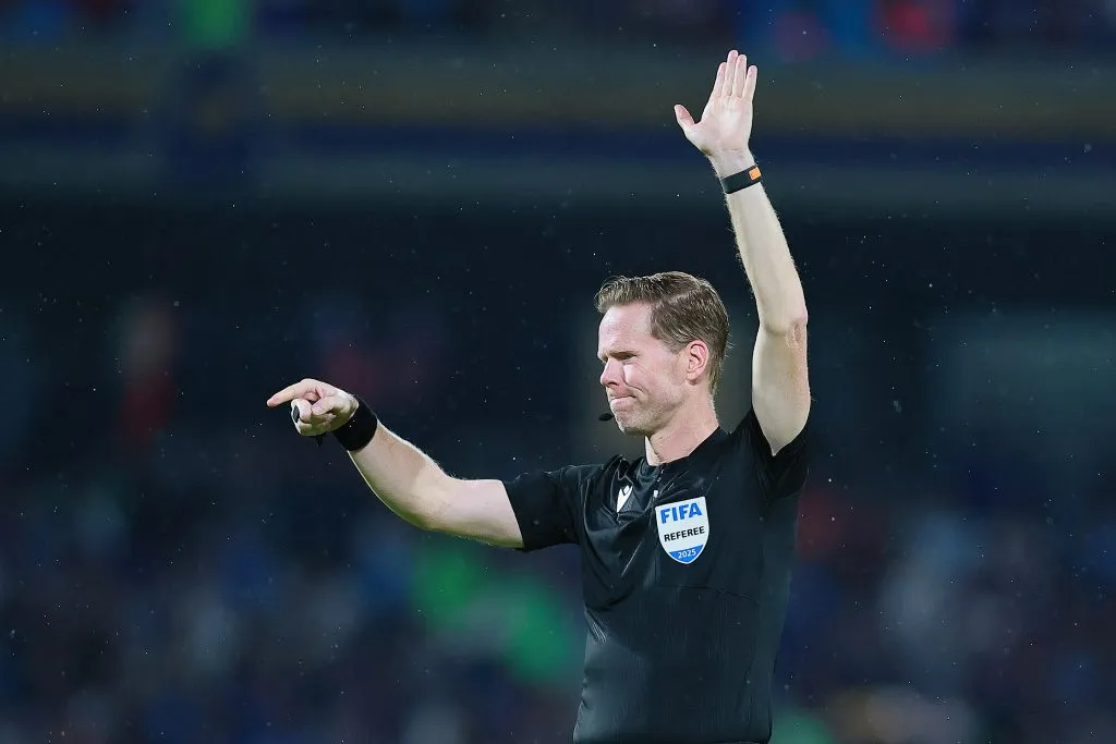 Drew Fischer, árbitro de 44 anos de idade. (Photo by Manuel Velasquez/Getty Images)