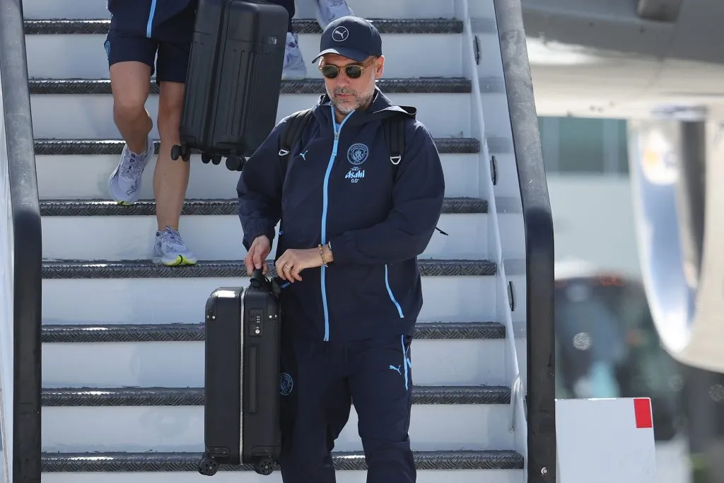 Provável escalação: Manchester City terá dois desfalques - Guardiola com a jaqueta preta e detalhes em azul