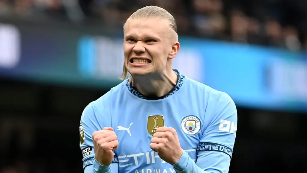 Haaland, com a camisa azul