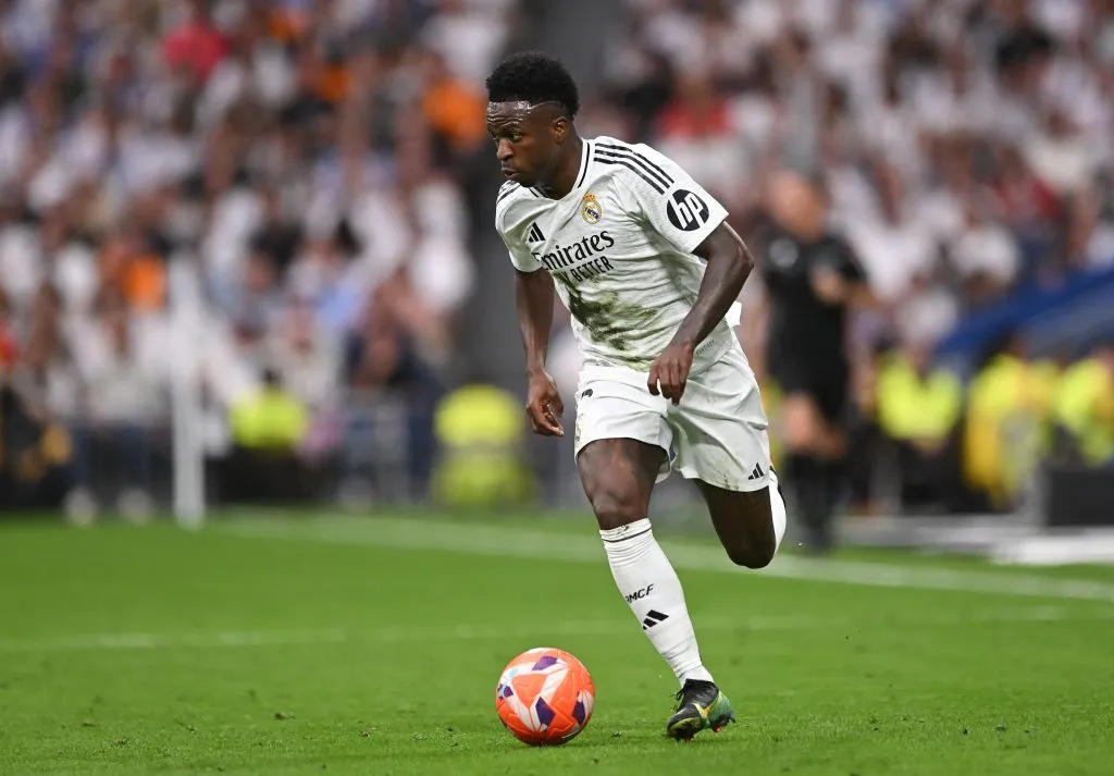 Vinicius Jr em ação pelo Real Madrid. (Photo by Denis Doyle/Getty Images)