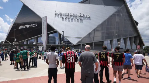 Real Madrid encara Al-Hilal com estádio lotado.