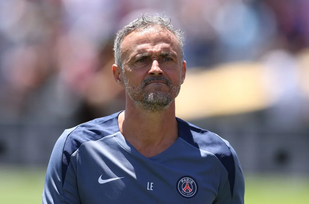Na véspera da final do Mundial de Clubes da FIFA, o técnico do Chelsea, Enzo Maresca, comparou o duelo contra o PSG a uma “partida de xadrez” contra Luis Enrique. (Photo by Stu Forster/Getty Images)