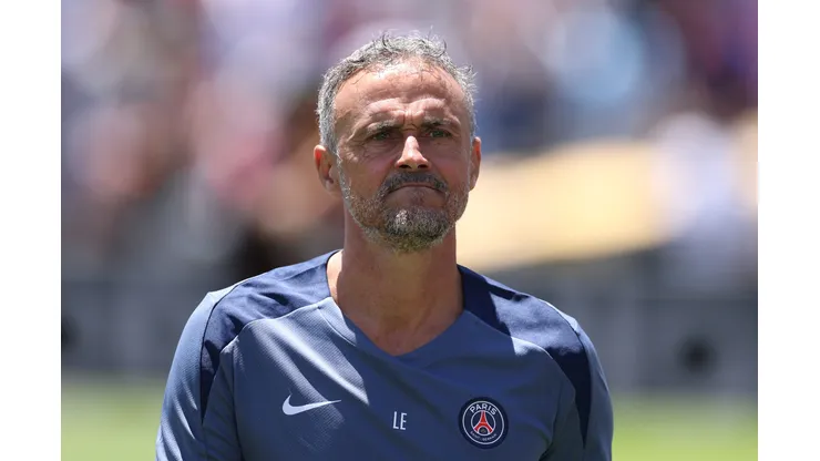 Na véspera da final do Mundial de Clubes da FIFA, o técnico do Chelsea, Enzo Maresca, comparou o duelo contra o PSG a uma “partida de xadrez” contra Luis Enrique. (Photo by Stu Forster/Getty Images)