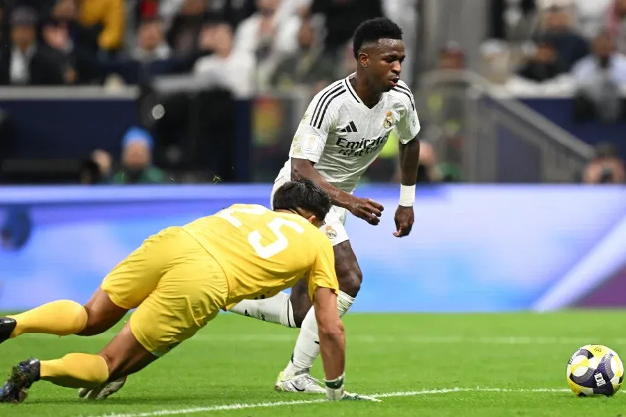 Vini Jr. dribla goleiro