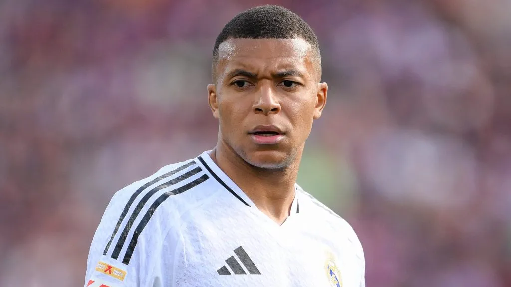 Mbappé, jogador do Real Madrid, com a camisa branca
