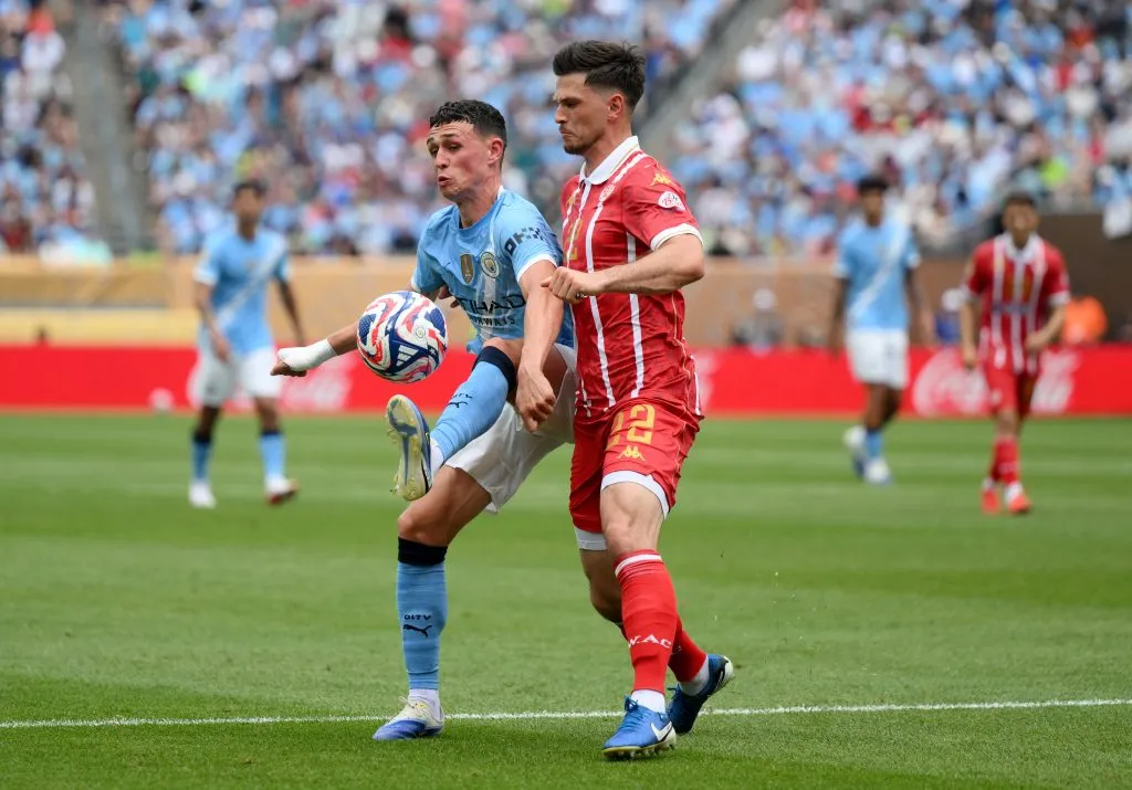 Foden em disputa de bola