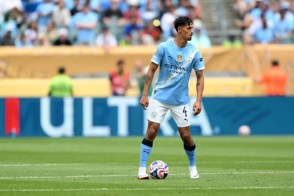 Jogo: manchester city mandou a campo Tijjani Reijnders, com a camisa azul, com a bola no pé