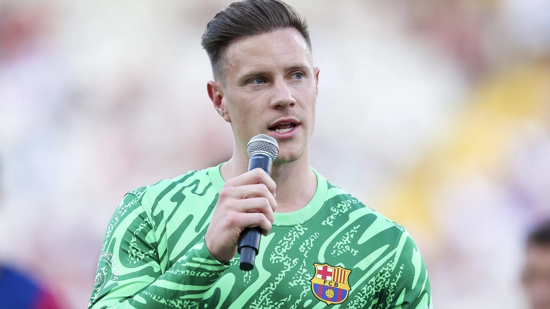Ter Stegen aparece falando com um microfone antes de um jogo com o Barcelona