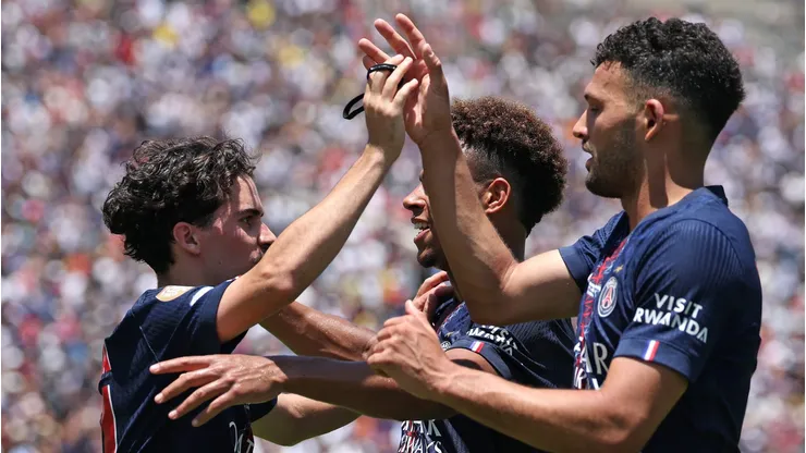 Vitinha, Desire Doue e Gonçalo Ramos pelo PSG. Dembele é desfalque (Photo by Harry How/Getty Images)