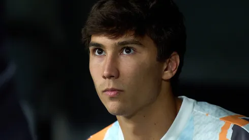 Ao lado dele, Gonzalo García e Franco Mastantuono reforçam o elenco comandado por Xabi Alonso, indicando uma estratégia clara de valorização dos jovens para a temporada. Foto: Angel Martinez