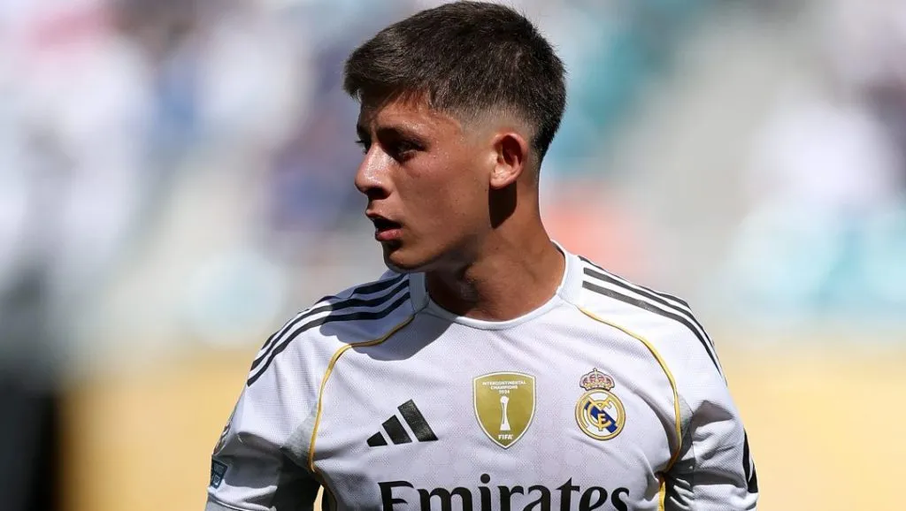 Arda Guler, com a camisa branca do Real Madrid