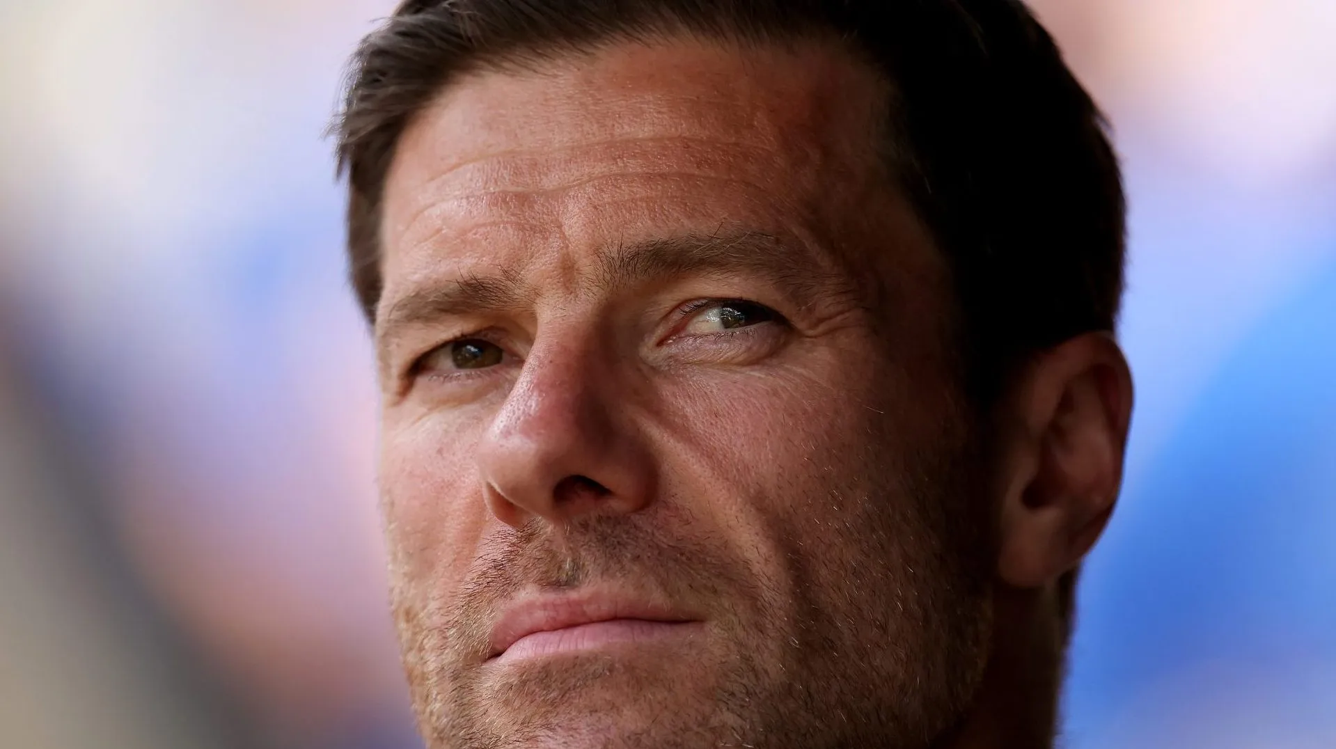 Xabi Alonso, no banco de reservas, pelo Real Madrid