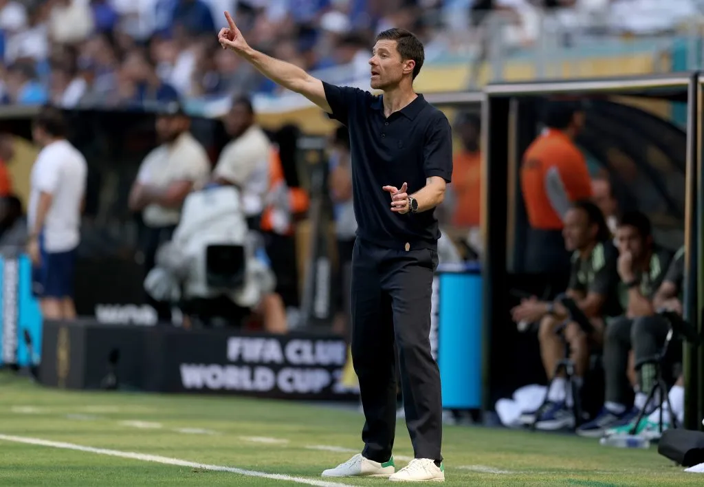 Xabi Alonso instruindo os jogadores do Real Madrid (Photo by Dan Mullan/Getty Images)