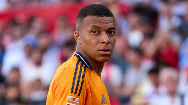 Kylian Mbappé com a camisa laranja do Real Madrid em partida (Photo by Angel Martinez/Getty Images)