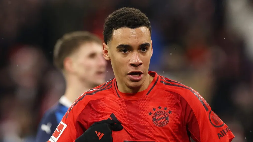 Musiala, com a camisa vermelha do Bayern de Munique. Ele deve ser titular em Flamengo x Bayern de Munique