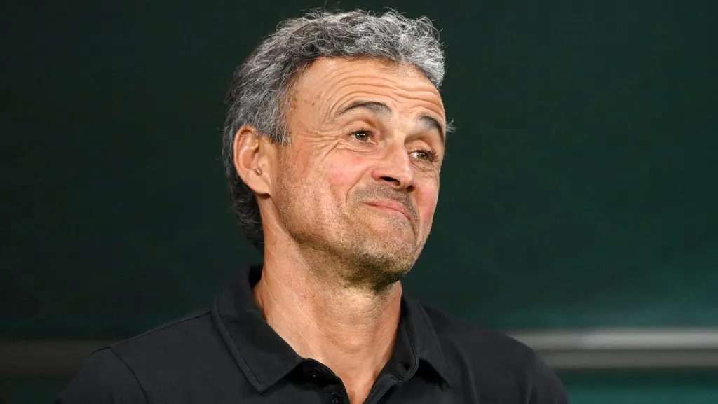 Luis Enrique com a camisa preta