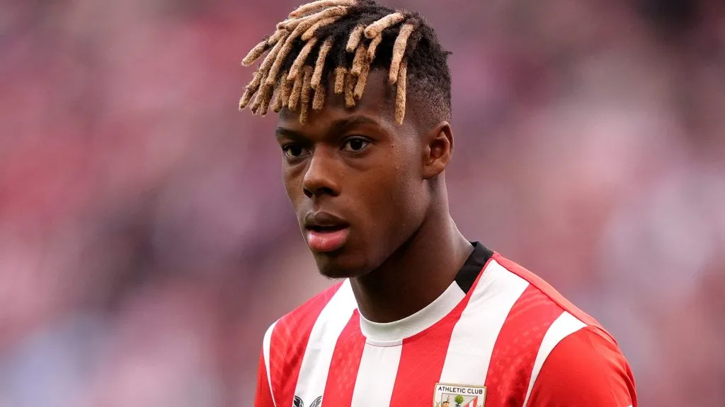 Nico Williams, com a camisa branca e vermelha