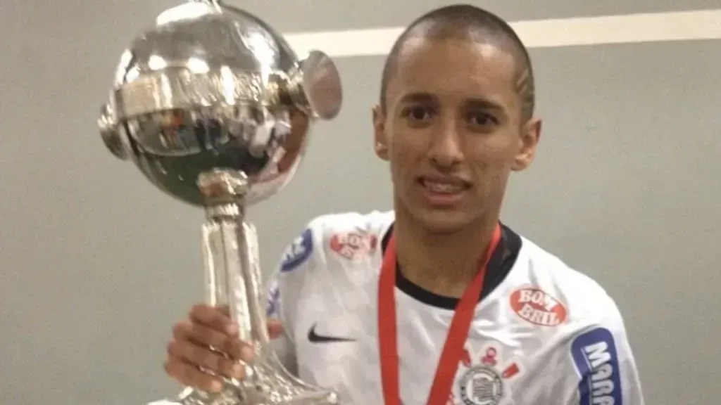Marquinhos comemorando título da Libertadores com o Corinthians. Foto: Reprodução/Redes Sociais
