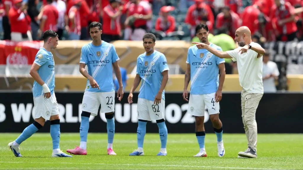 Guardiola conversando com jogadores no Mundial de Clubes. Foto: David Ramos/Getty Images