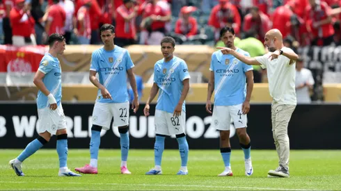 Guardiola conversando com jogadores no Mundial de Clubes. Foto: David Ramos