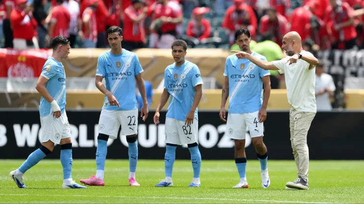Guardiola conversando com jogadores no Mundial de Clubes. Foto: David Ramos