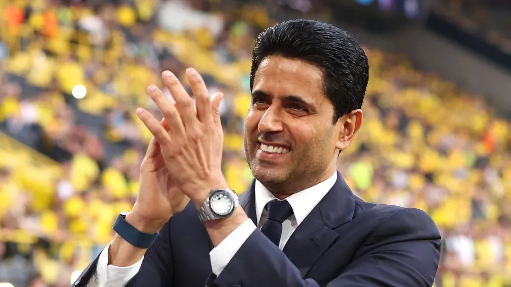 DORTMUND, ALEMANHA - 01 DE MAIO: Nasser Al-Khelaifi, presidente do Paris Saint-Germain, aplaude os fãs antes da partida de ida da semifinal da Liga dos Campeões da UEFA entre Borussia Dortmund e Paris Saint-Germain no Signal Iduna Park em 01 de maio de 2024 em Dortmund, Alemanha.