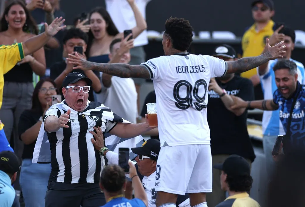 Igor Jesus comemora gol do Botafogo contra o PSG. (Photo by Stu Forster/Getty Images)