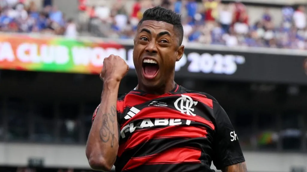 Bruno Henrique, com a camisa preta e vermelha do flamengo