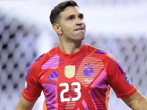 Manchester United inicia contatos para fechar com Dibu Martínez