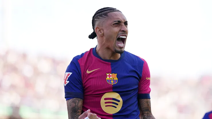 Raphinha comemora gol pelo Barcelona