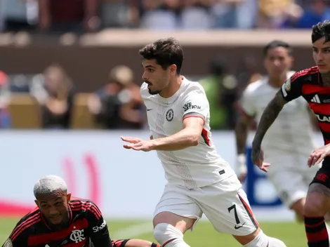 Ugarte, do United, veste camisa do Flamengo após vitória sobre o Chelsea