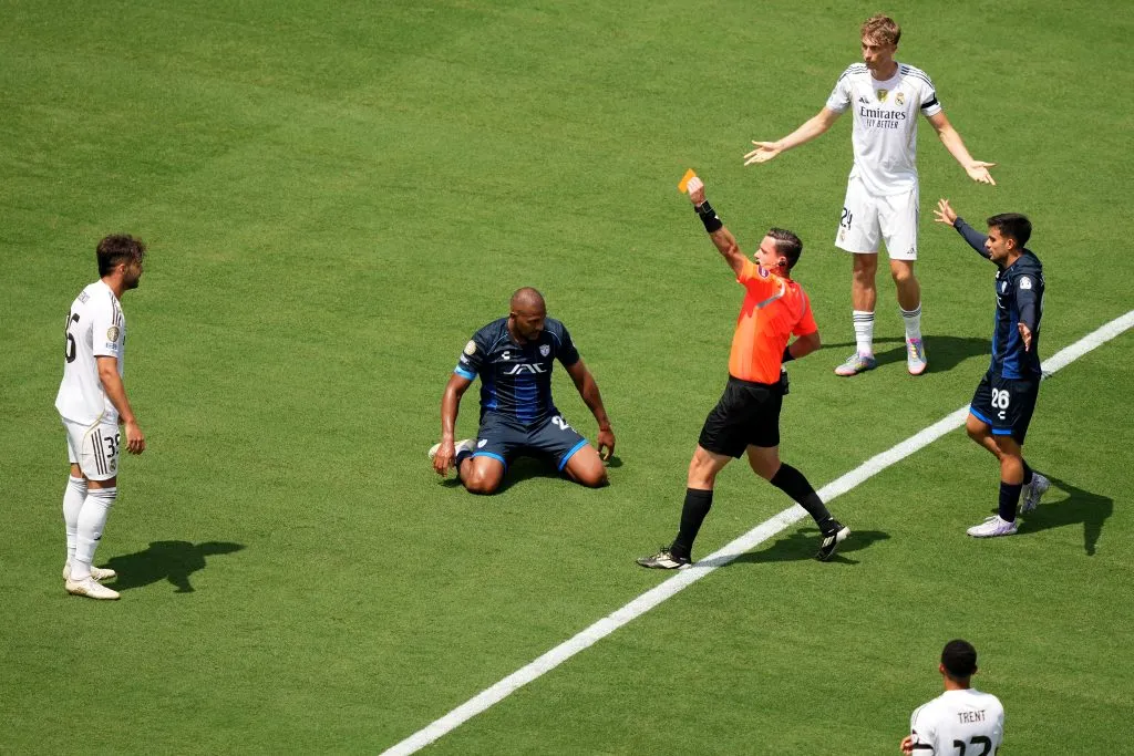 Raúl Asencio no momento em que foi expulso. (Photo by Michael Owens/Getty Images)
