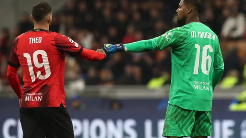 Mike Maignan vive um momento decisivo em sua carreira. Enquanto o Al-Hilal tenta levá-lo para o futebol saudita, o Milan avalia propostas em meio a dificuldades financeiras e incertezas esportivas. (Foto de Marco Luzzani/Getty Images)