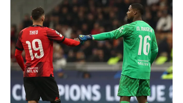 Mike Maignan vive um momento decisivo em sua carreira. Enquanto o Al-Hilal tenta levá-lo para o futebol saudita, o Milan avalia propostas em meio a dificuldades financeiras e incertezas esportivas. (Foto de Marco Luzzani/Getty Images)