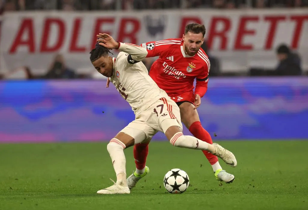 Michael Olise, do Bayern de Munique, é marcado por Orkun Kökçü, do S.L. Benfica, durante a partida da Fase de Liga da UEFA Champions League 2024/25 (Rodada 4), entre FC Bayern München e SL Benfica, na Football Arena Munich, em 6 de novembro de 2024, em Munique, Alemanha. (Foto de Alexander Hassenstein/Getty Images)