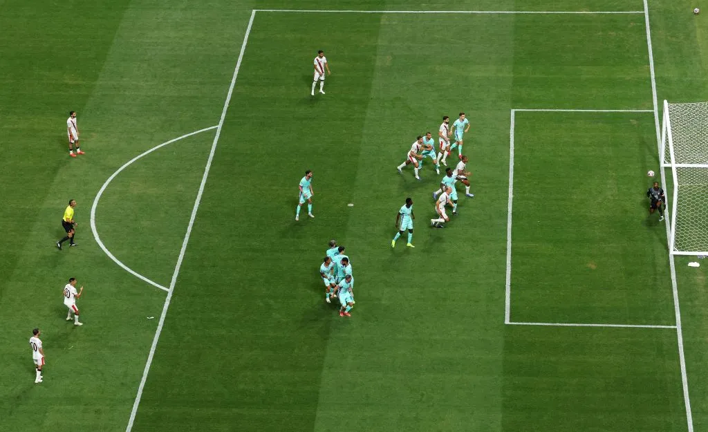 Claudio Echeverri marcou golaço de falta para o Manchester City. (Photo by Kevin C. Cox/Getty Images)