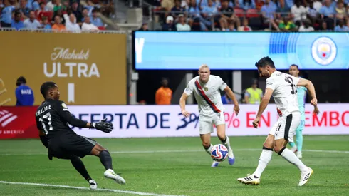 Em grande atuação nos Estados Unidos, o Manchester City garante vaga nas oitavas com goleada sobre o Al Ain. Fora de campo, o clube enfrenta a possível perda de Gündogan, cotado para reforçar o Galatasaray. (Foto: Alex Grimm/Getty Images)