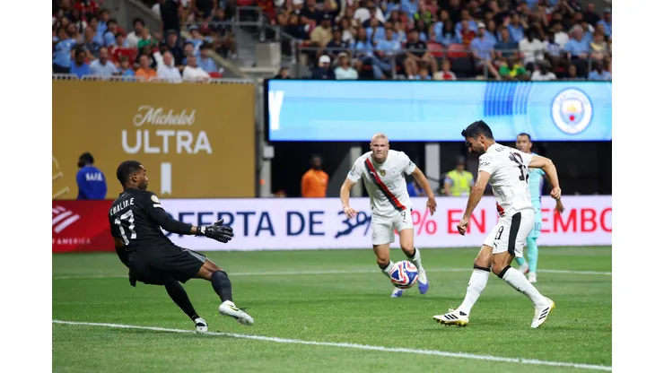 Em grande atuação nos Estados Unidos, o Manchester City garante vaga nas oitavas com goleada sobre o Al Ain. Fora de campo, o clube enfrenta a possível perda de Gündogan, cotado para reforçar o Galatasaray. (Foto: Alex Grimm/Getty Images)