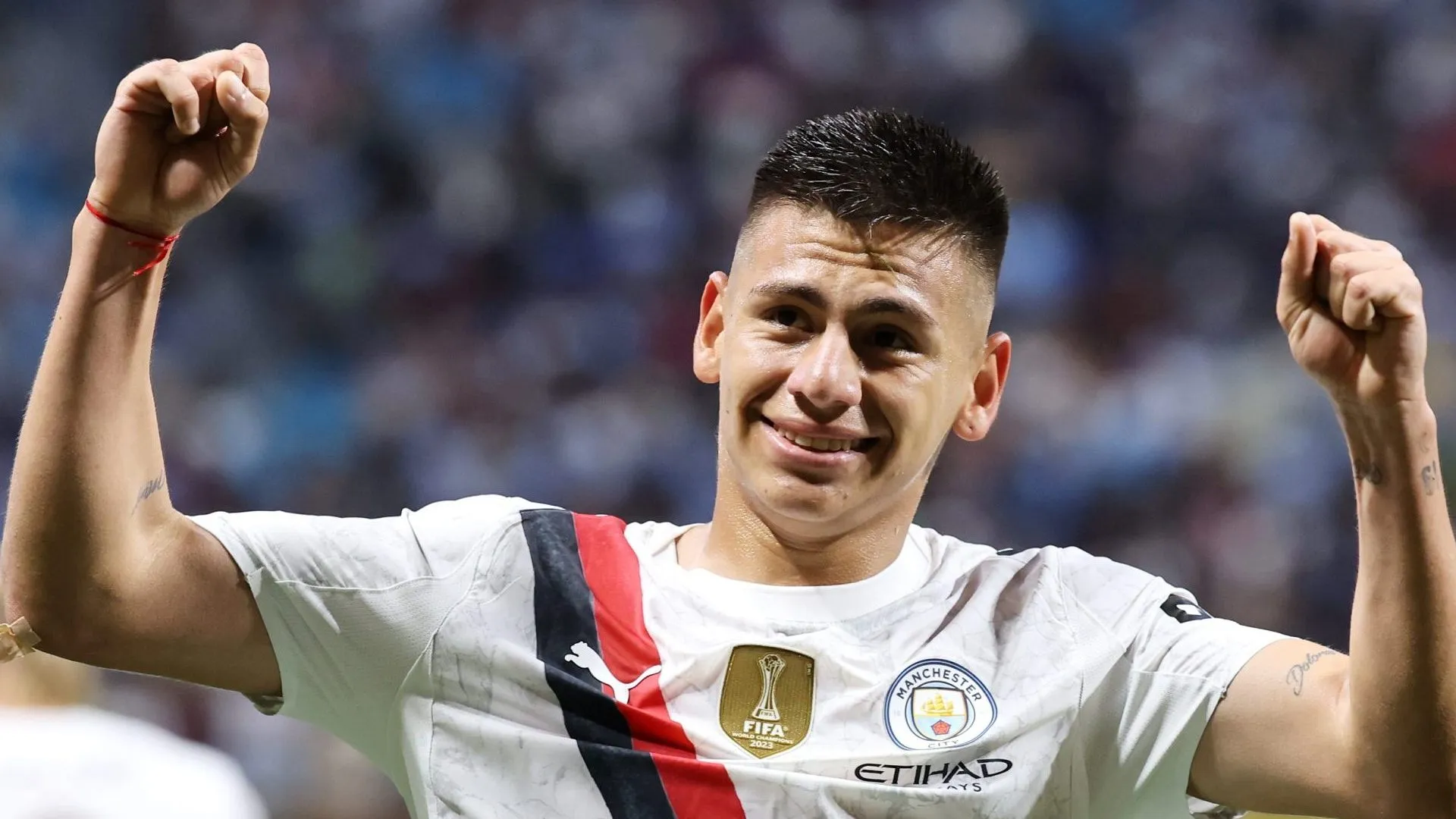 Claudio Echeverri comemorando gol pelo Manchester City. (Photo by Alex Grimm/Getty Images)
