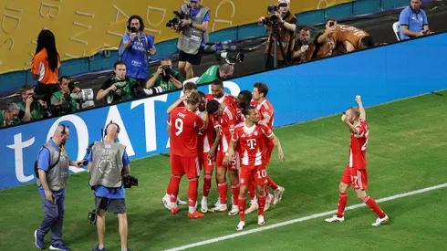 Elenco do Bayern de Munique comemora gol marcado